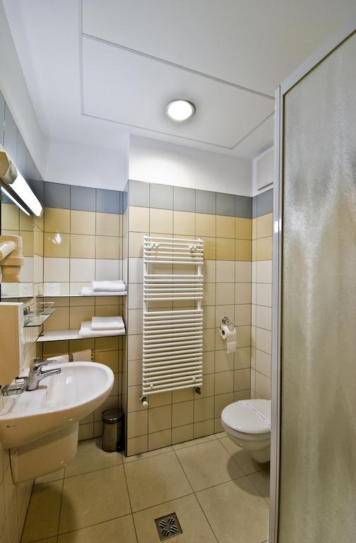 Hotel Kerpely Dunaújváros Habitación foto