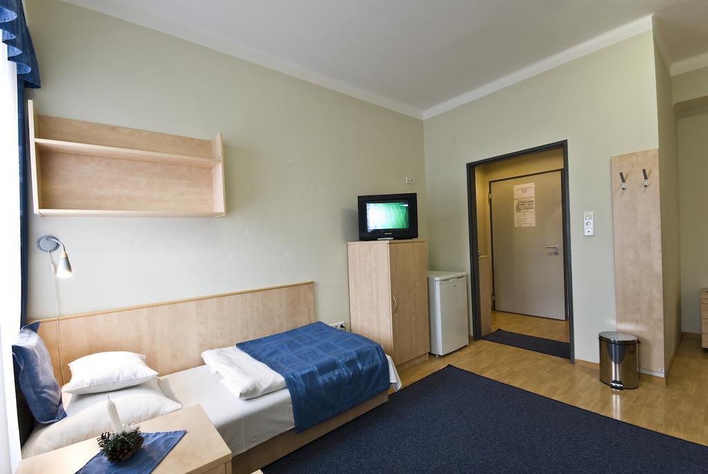 Hotel Kerpely Dunaújváros Habitación foto
