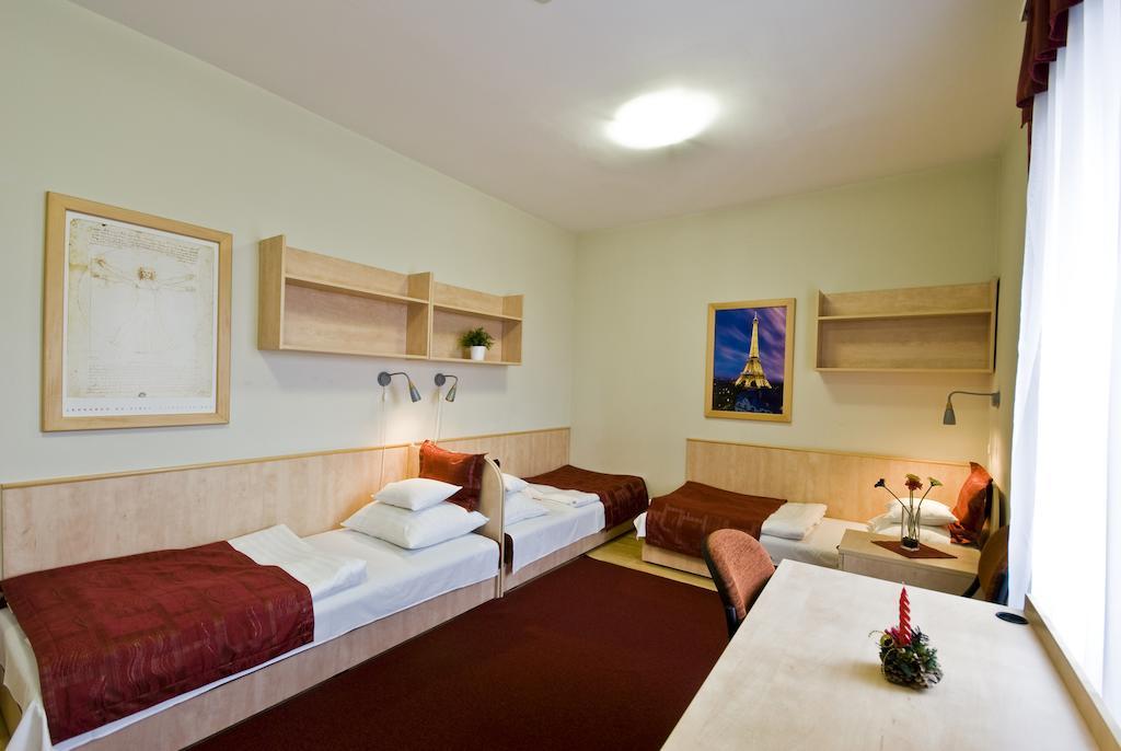 Hotel Kerpely Dunaújváros Habitación foto