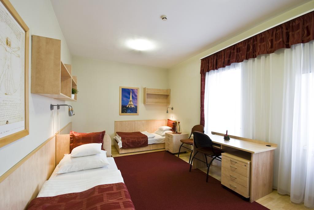 Hotel Kerpely Dunaújváros Habitación foto
