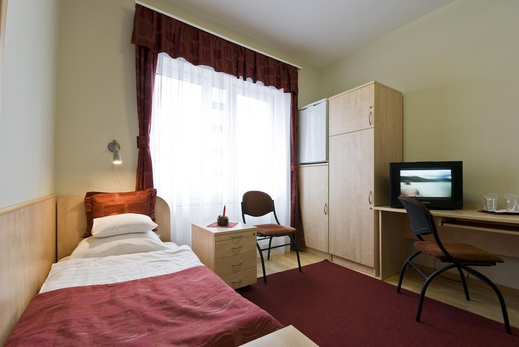 Hotel Kerpely Dunaújváros Habitación foto